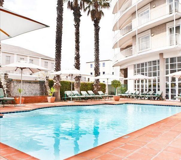 Overlooking the Victoria and Alfred Waterfront, with views of Table Mountain, Robben Island, the harbour and the Atlantic Ocean, this hotel offers luxury accommodation, quality service and a tranquil