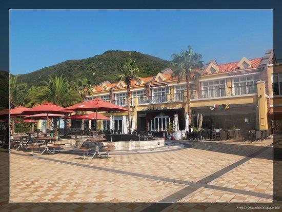 This part of Lantau Island provides a Shopping Arcade as well as a myriad of individually operated shops and dining options and invites to sit in the shadow with a cup of coffee