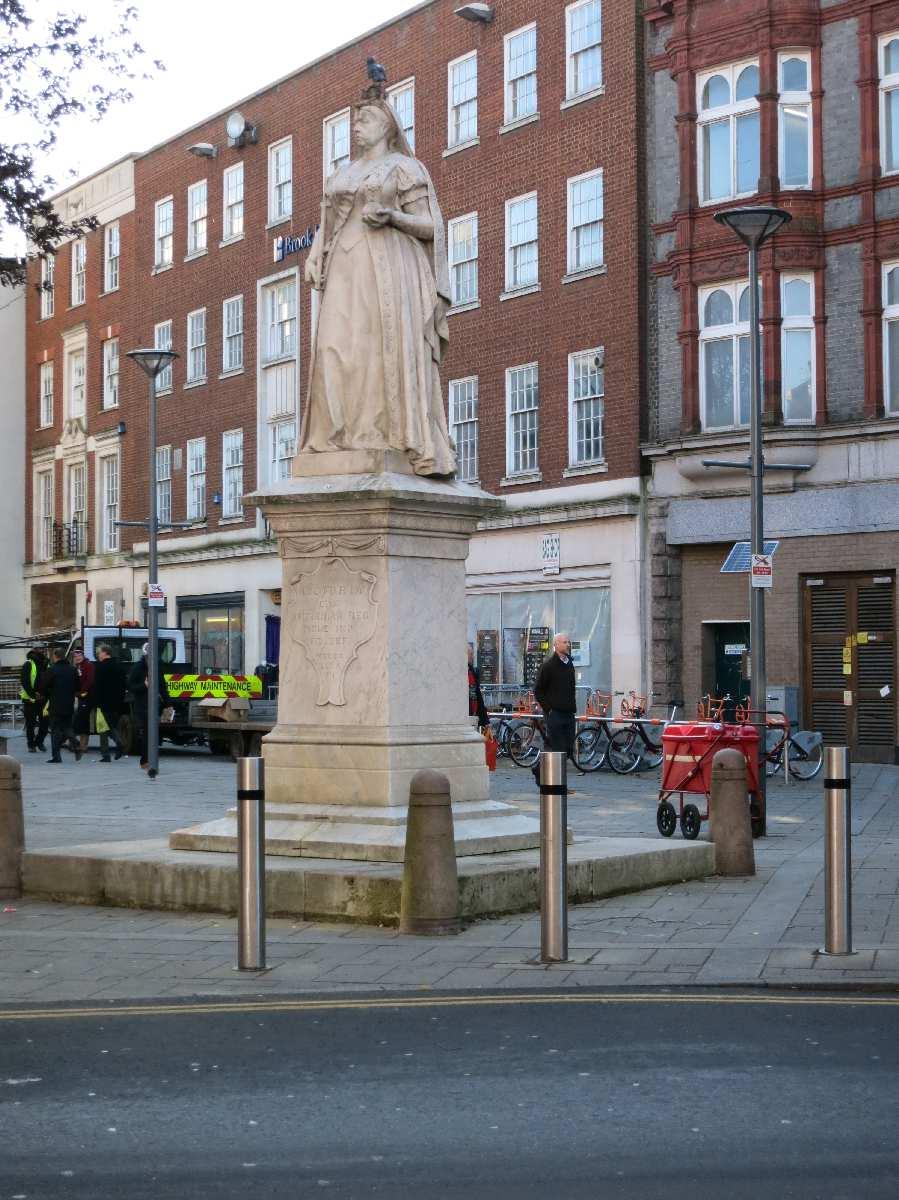 STATUE OF QUEEN VICTORIA Walk on from the museum to the Town Hall Square at the end of Friar St. Friar Street linked Reading Abbey to Greyfriars Friary.