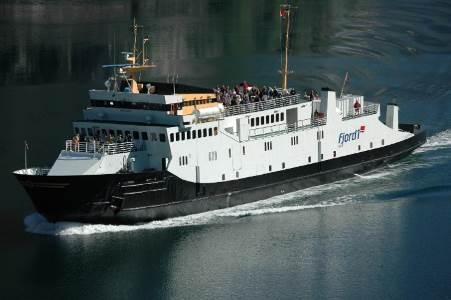 level Outside seating on the upper level Café with hot and cold drinks and snacks VEØY Car ferry - Capacity: 32