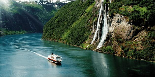 DAY 2 A day for architectural and natural masterpieces Location: Alesund and Geirangerfjord We sail further north to Alesund, a beautiful town renowned for its Art Nouveau