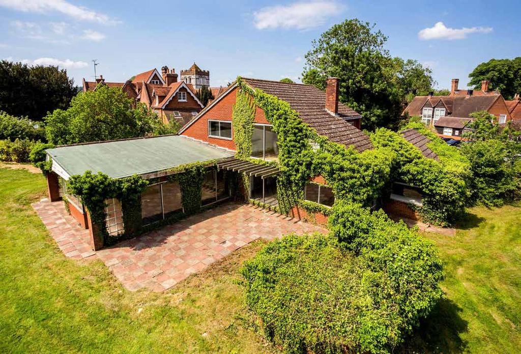 opportunity to acquire a substantial riverside plot with scope to refurbish or replace the existing house, in a wonderful setting. Distances & Times Marlow High Street 0.6 miles, Marlow Station 1.