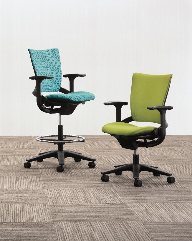 Mid-back stool (shown here with fixed arms) elevates all of Sum s ergonomic innovations.