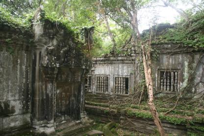 Yet Beng Melea is dominated by jungle and dressed and here, as in Ta Prohm, creates a true symbiosis between stone and vegetation.