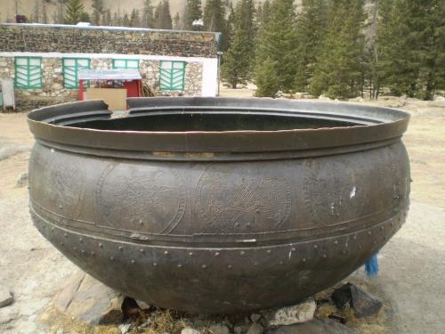 This unique bowl can hold meals for up to 1,000 people since it has a volume of 1,800 litres and can hold the weight of 2,000 kg consisting of 2 steers and 10 lambs.