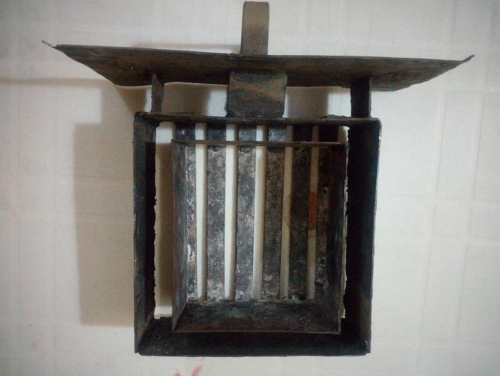 Scholarly J. Sci. Res. and Essay 38 Figure 2: Position of the Circular Stove Collar/Chimney relative to the Circular Base Plate Figure 3: The Eco-stove fuel (charcoal) tray and firewood.