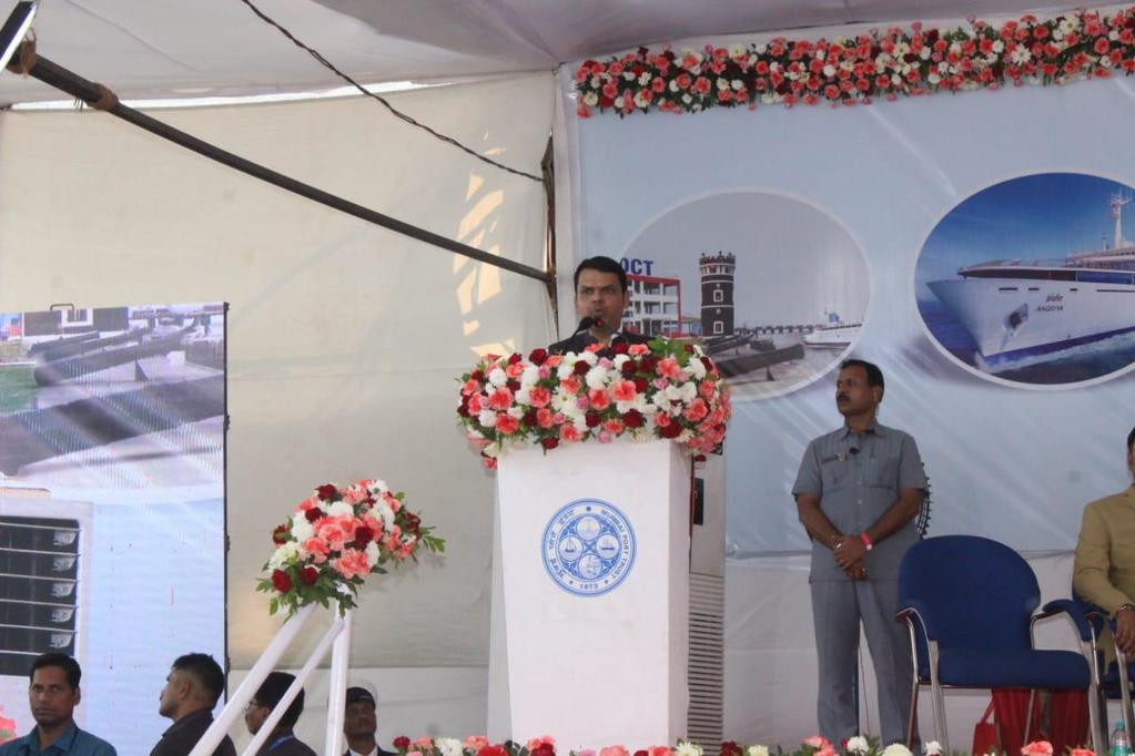 The Chief Minister said that Shri Gadkari has opened the east coast of Mumbai to the common people.