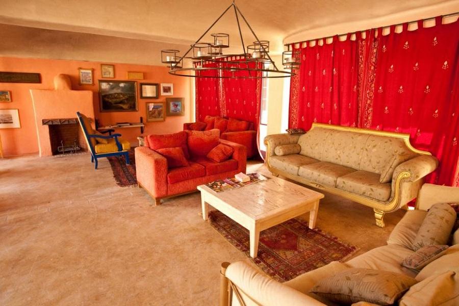 year-round sun. Just 15 minutes from Aquaba and 20 minutes from King Hussein Airport, it's easily accessible. The spacious rooms are well furnished, with wifi, air conditioning and a TV.