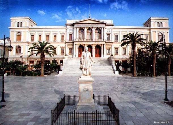 A special feature of Hermoupolis is Miaouli square, where a tall palm tree shadows small coffee shops and restaurants. Surrounding the square is the magnificent neoclassical building of the Town Hall.