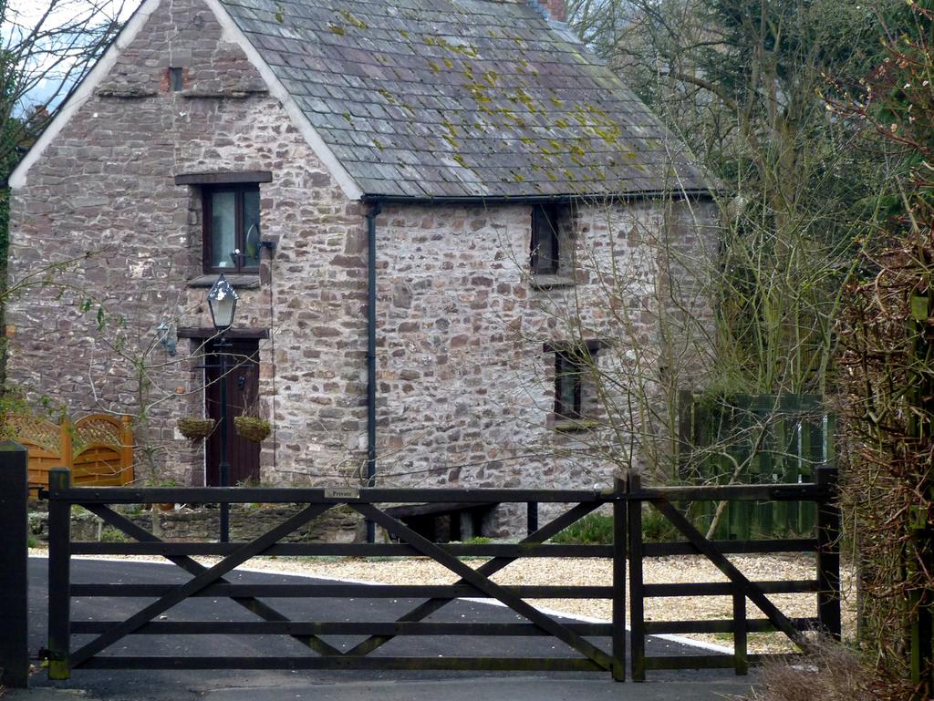 Figure 6: Former Philpott s Corn Mill No 51 has partly painted or rendered brickwork in cream and has a first floor bay on the side elevation.