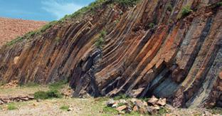 Notable rocks of geological interest here include Kang Lau Shek, Lan Kwo Shui, Lung Lok Shui, and Cham Keng Chau.
