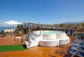 Vesuvius, 2 bars, one on the terrace, roof garden with solarium and Jacuzzi 12 seats.