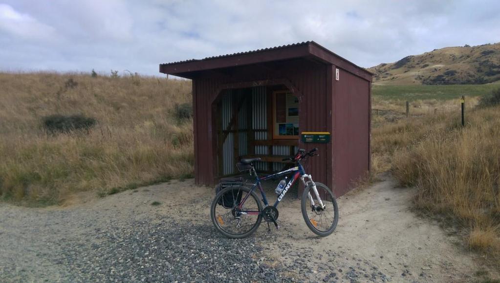 longish distances, we decided to ride the trail back towards Clyde, and return via a cross country bike path that runs beside the Clutha River.