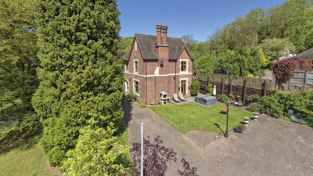 ATTRACTIVE VICTORIAN HOUSE IN IRONBRIDGE GORGE WITH VIEWS OVER