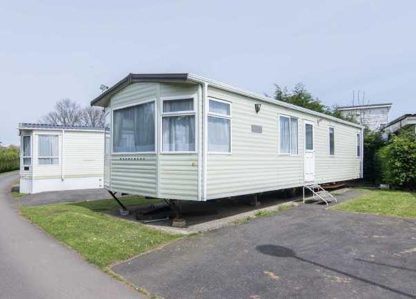 ARK PROPERTY Newbury Plot 51, Orchard Farm Holiday Park, Tattershall 15,000 ORCHARD FARM HOLIDAY PARK is an ideal spot from which to tour the Lincolnshire countryside, just half an hour's drive from