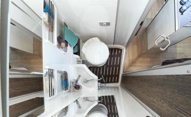 Unhindered movement, whether in the integrated shower or in front of the wash basin, is mandatory for a van of this class. And even the choice of materials is worthy of a trend setter.