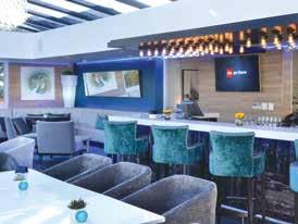 Tasty tapas dishes, West Coast mussels and seared salmon sashimi ensure that the Glass Lounge offers a sophisticated food experience in glamorous