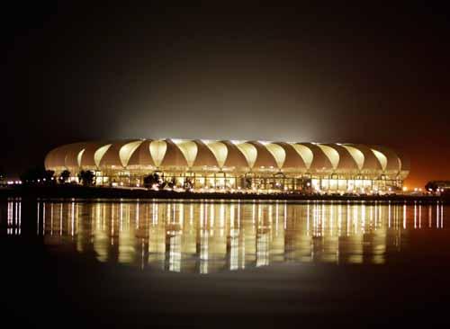The stadium is located in the heart of Port Elizabeth and has an eye-catching, unique and impressive roofstructure and design, suited to high wind speeds.