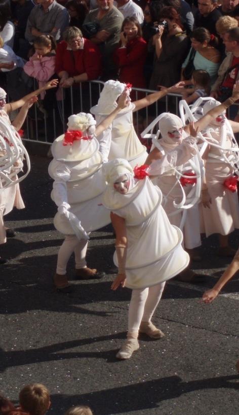 As part of the biennial, the streets will be invaded by a vibrant parade, several dance flashmobs, and plenty of dance lessons and open air shows.