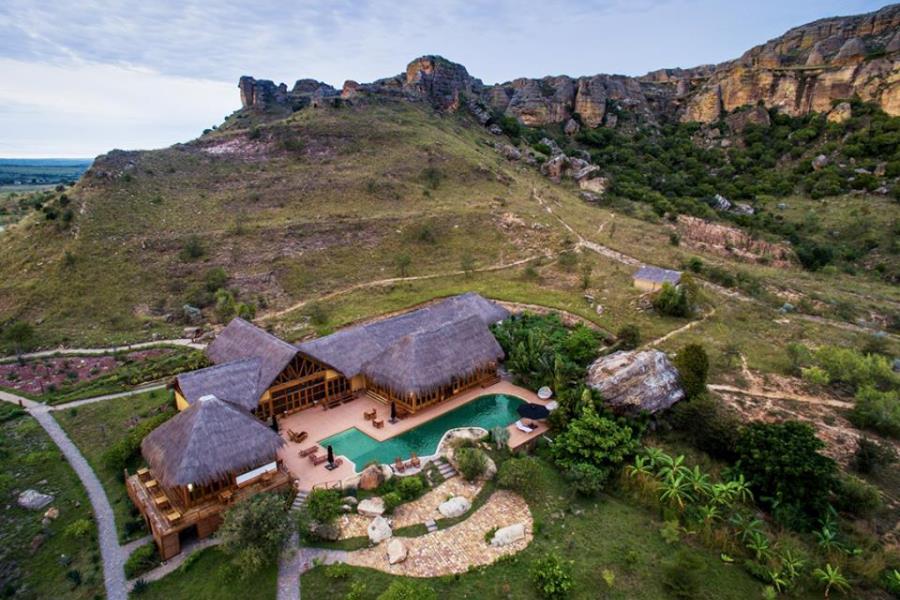 SATRANA LODGE Beautifully appointed gazing out across to the towering granite boulders that characterise the Isalo National Park and surrounding area, Satrana Lodge is one of the best properties on