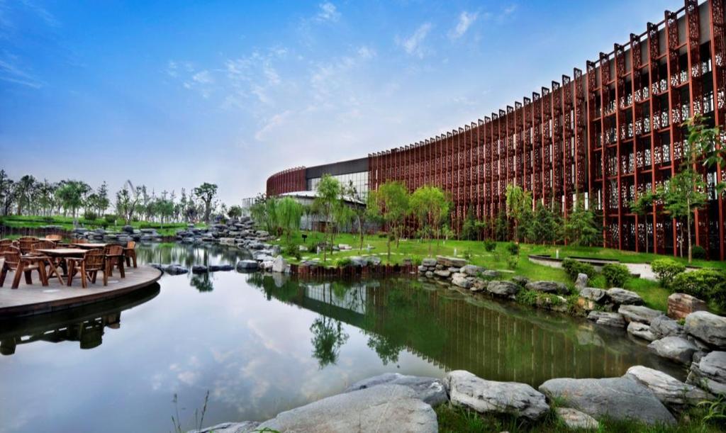 Jin Jiang International Hotel Xi'an is located on a peninsula surrounded by two rivers (Chan-he River and Ba-he River) in Xi an Chan-Ba Ecological District (CBE), covers an area of large, elegant