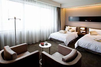 5. Hotel Reservation Room type 1: Business Room with 2 Twin-size Beds, RMB 658 per room per night. Room type 2: Deluxe Room with 1 King-size Bed in higher floors, RMB 758 per room per night.