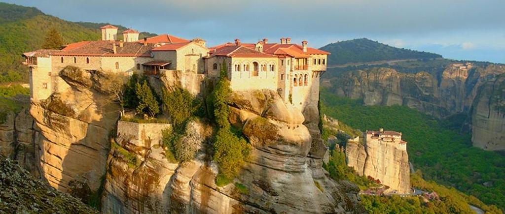 Metéora means "suspended in the air" and describes in an excellent way the monasteries there.