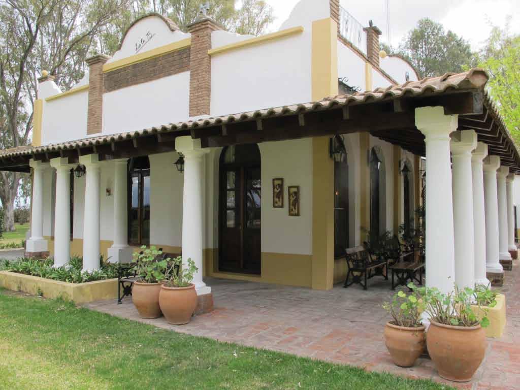 Lote 15 Located in the large extensions of La Pampa province, our lodge is the right combination between the refinement of a Colonial style, and a charming and hospitable homely atmosphere.