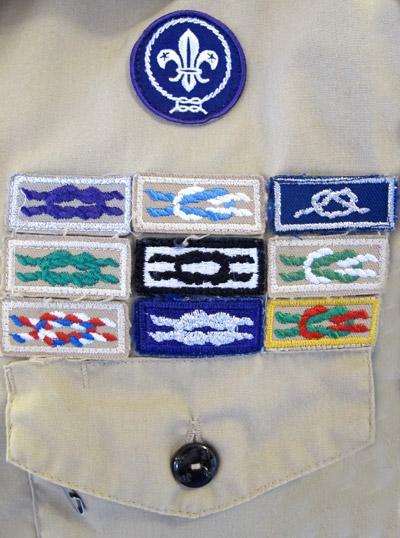The custom of wearing knots began in the 1930s. Medals that Scouts received to recognize their achievements weren't meant to be worn while hiking and camping.