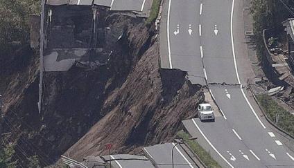 The powerful quakes caused damage to the buildings and other facilities of Kumamoto airport*2, which was near the epicenter of the strong quakes.