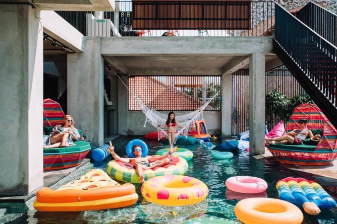 In 2017, Joan expanded her portfolio, opening hostetel Cara Cara in Bali, which offers compact rooms and beds with the privacy and amenities of a hotel room at a wallet-friendly price.