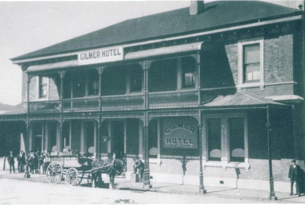 7 Thomas Oxenham was at the hotel until it moved in June 1906 when the license was transferred to John Gregory Harris.