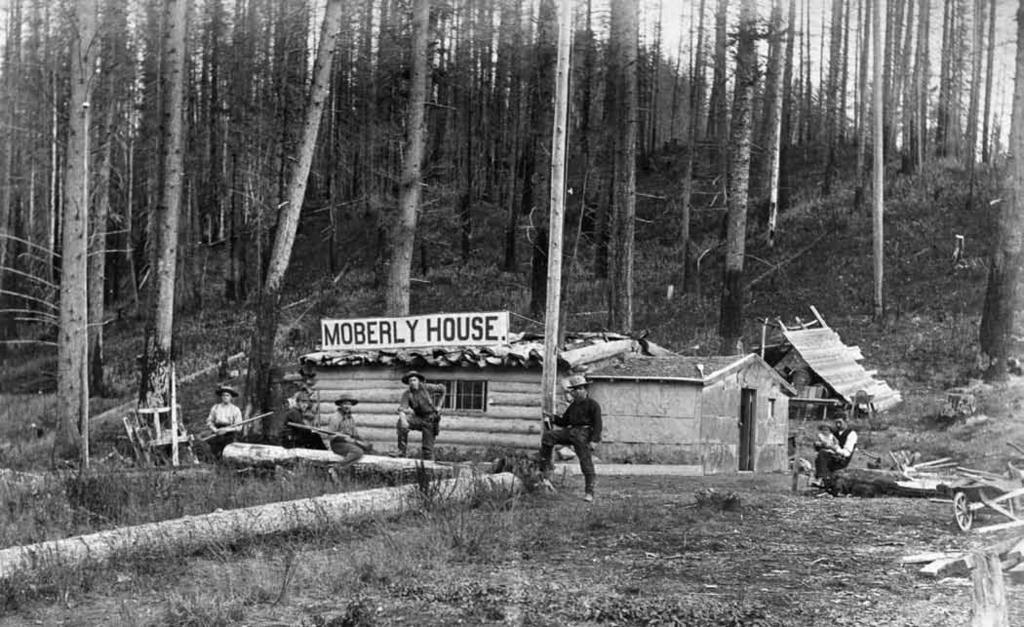 Moberly House While some railway construction camps evolved into bustling towns, others, such as Moberly House at the mouth of the Blaeberry River near present-day Golden,
