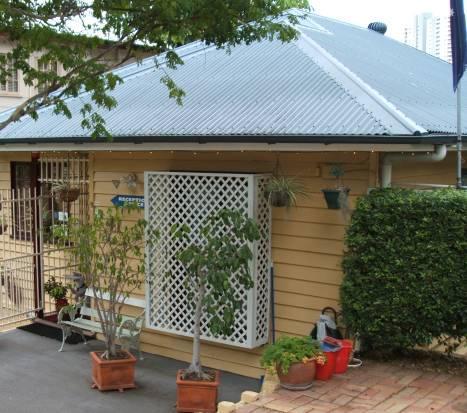Adalong Student Guesthouse Location: 15 minutes by bus or 30 mins walk from LSI Rooms: 24 single rooms Private Bathroom: No Meals: Dinner from Monday to Friday (except public holidays) & daily