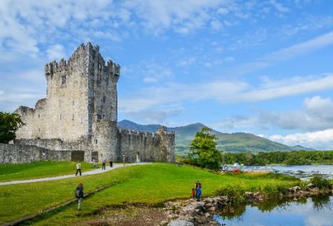 Itinerary Day 3 Dingle to Killarney T oday you travel from the small fishing village of Dingle to the vibrant city of Killarney.