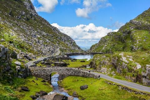 Itinerary Day 4 Killarney Loop Day (A) B ikes, boats and buggies (the horse drawn variety) all feature on today s stunning rides that head west of Killarney into the Iveragh Peninsula.