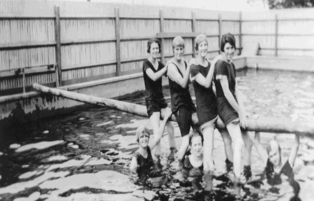 Morwell s First Swimming Pool Morwell s first swimming pool was opened in 1925 in Alexandra Park beside the Bowling Green and the Band Hall. It was about where the Skate Park is now located.