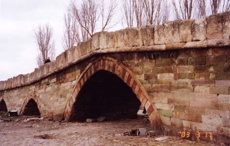 The stones used for the construction are well dressed ashlar stones with fine joints; lead sheets were used in joints, probably to give the bridge some sort of flexibility to accommodate with the