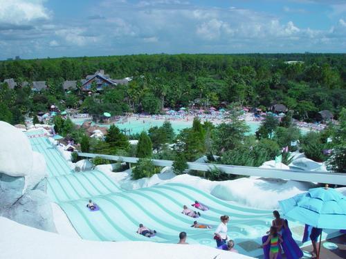 features ne f the wrld s tallest and fastest free-falling waterslides, as well as slides