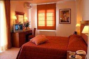 Rooms: air condition, Jacuzzi or shower with hydromassage, safe, balcony or