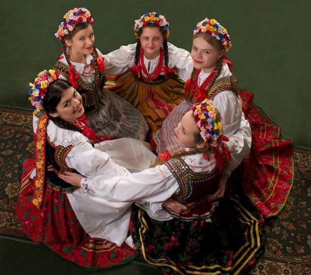 FOLK SHOW WITH DINNER DEPARTURES 85 Mar - Apr 17 May - Oct 17 Nov - Dec 17 COTTAGE -STYLE EVENING WITH FOLK SHOW AND TRADITIONAL FEAST 100 Grodzka street, Hop on Hop Off bus stop