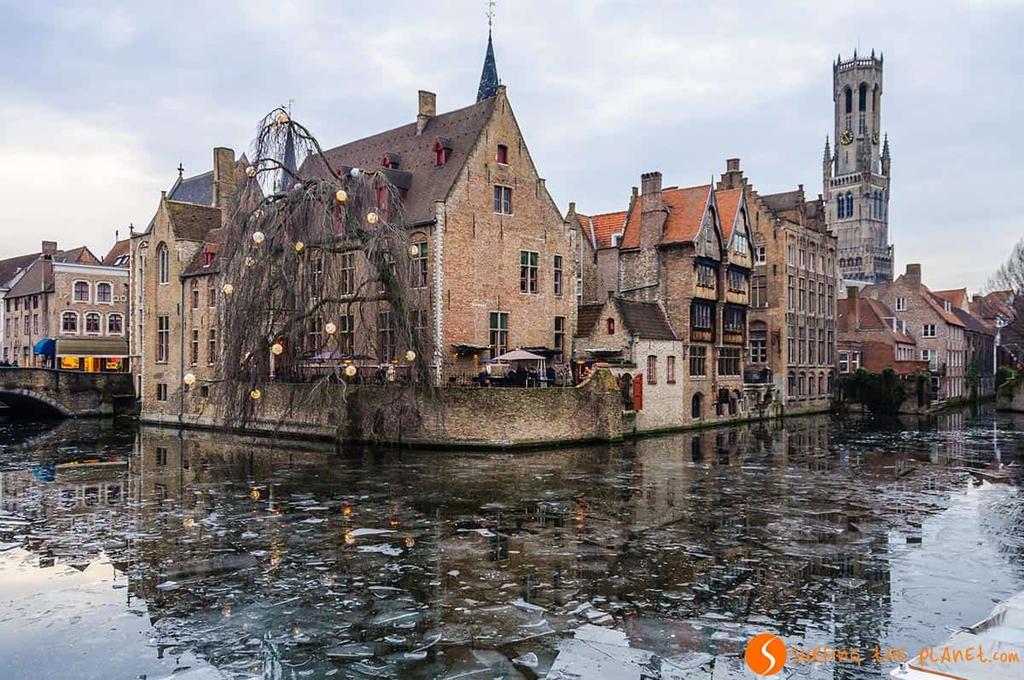 Eat Belgian fries, waffles, chocolate and drink Belgian beer Although you won't have too much time, during your visit to Bruges you will also have to eat something.