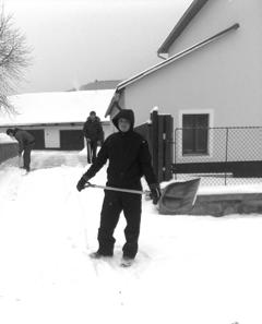 Služby v spoločenstve Dom chvály služba: Farské služby Vonku sa ochladilo, dni sa skrátili, obliekli sme si kabáty, nasadili čiapky. Je tu zima a s ňou aj kopa snehu.