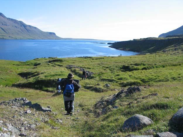 I. Inngangur Í ágúst 2004 fór fram fornleifauppgröftur á öskuhaug á Kúvíkum, gömlum verslunarstað í Reykjarfirði í Árneshreppi á Ströndum.
