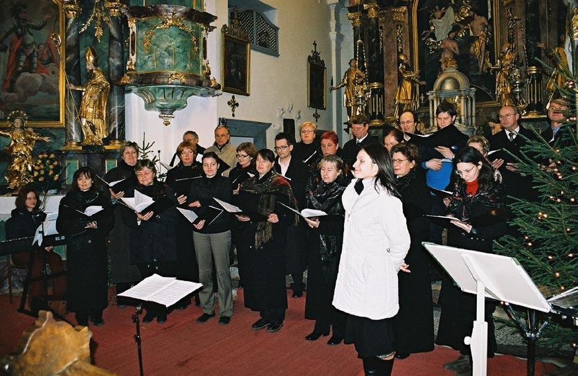 DOGODKI MePZ Svoboda in njeni božično-novoletni koncerti Letos praznuje Mešani pevski zbor Svoboda Mengeš majhen jubilej: petintrideset let.
