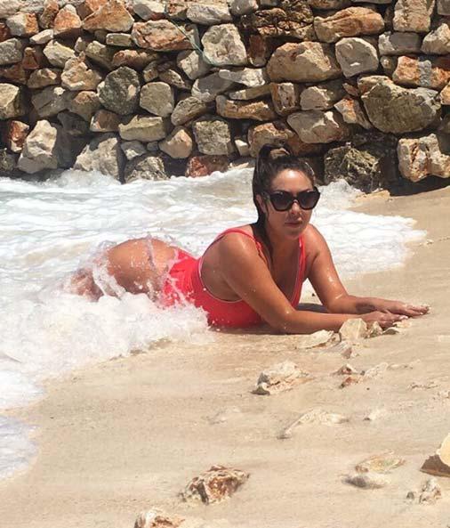 16 - SPECIALE E shtunë 8 korrik 2017 VIP-a në plazh Ingrit Gjoni çmend me të pasmet e saj, Roza Lati del topless Çdo ditë e më shumë rriten temperaturat në faqet e suplementit tonë të përjavshëm