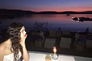 Teksa ka kaluar ditë në Greqi në plazh, Aleksia ka postuar disa foto duke pasqyruar linjat perfekte që gëzon.