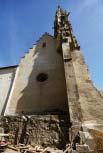 Dominantu kláštora tvorí štíhla päťhranná gotická veža Loď kostola je zaklenutá krížovými klenbami.
