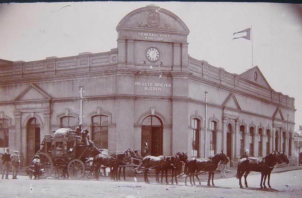1887 poskantoor met die poskoets wat gereed is om te vertrek.