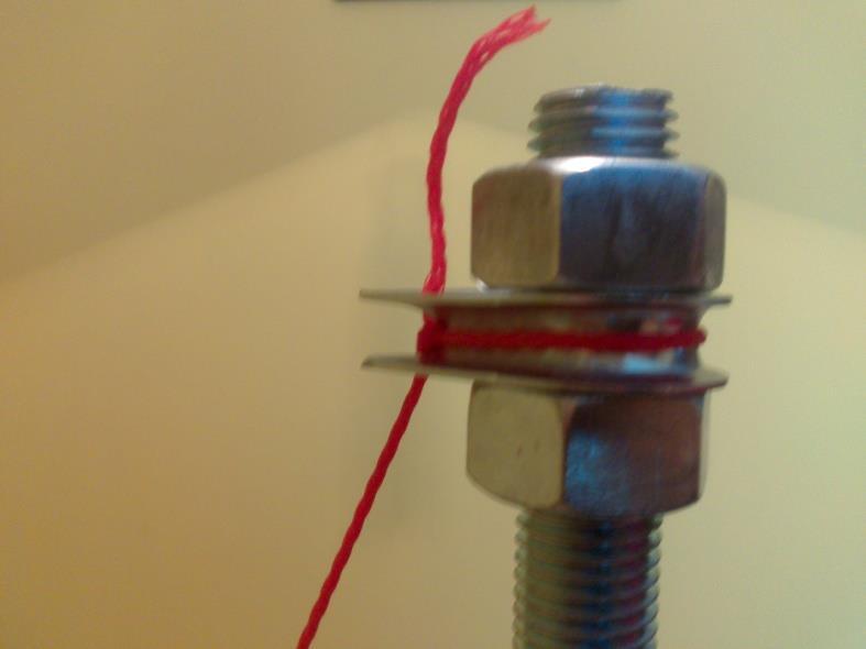Slika 27: Višino sidrišča nosilne vrvice reguliramo z dvema maticama. Laser (Slika 28) predstavlja naše pisalo.